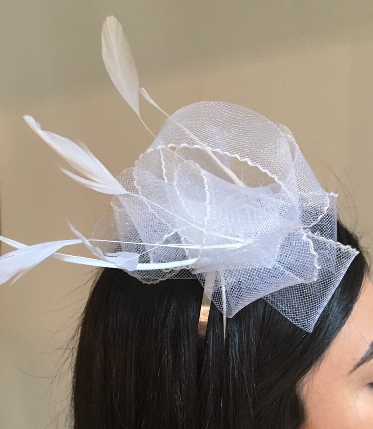 Weißer Fascinator Mit Federn | In Verschiedenen Farben Erhältlich von Hatilly
