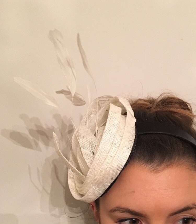 Weißer Fascinator Mit Federn | Odette in Verschiedenen Farben Erhältlich von Hatilly