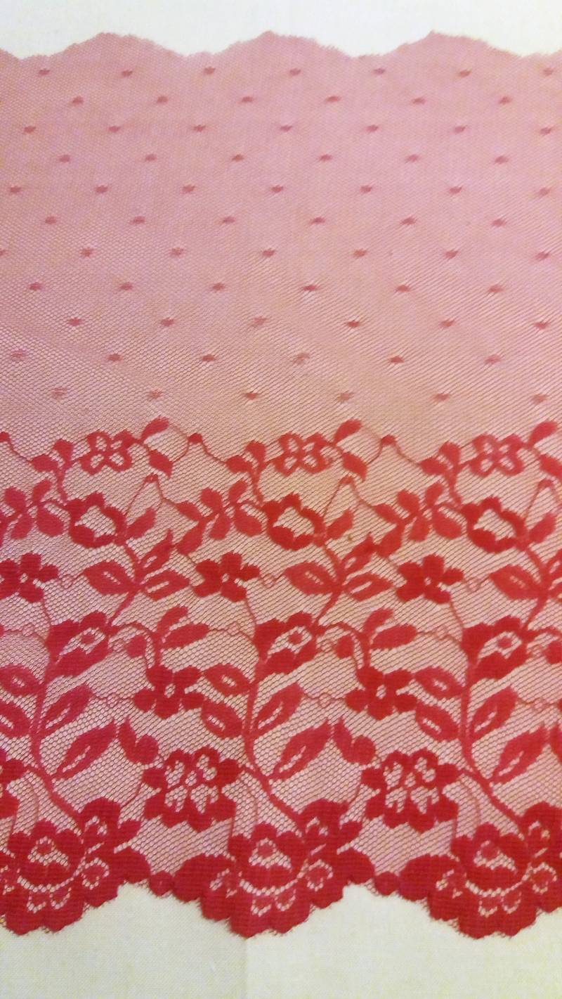 Spitzenbesatz. Rosa Polyesterspitze. 5M X 23cm Breit von HatimTheHaberdasher