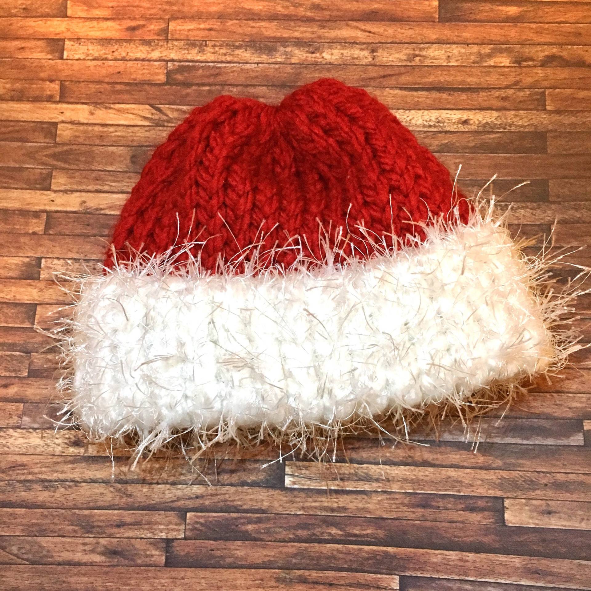 Flauschige Rot Und Weiß Gestrickt Weihnachten Santa Neugeborenes Babymütze Flauschige Rot Und Weiß Gestrickt Weihnachten Santa Neugeborenes Babymütze von HatsAndSomeGoods