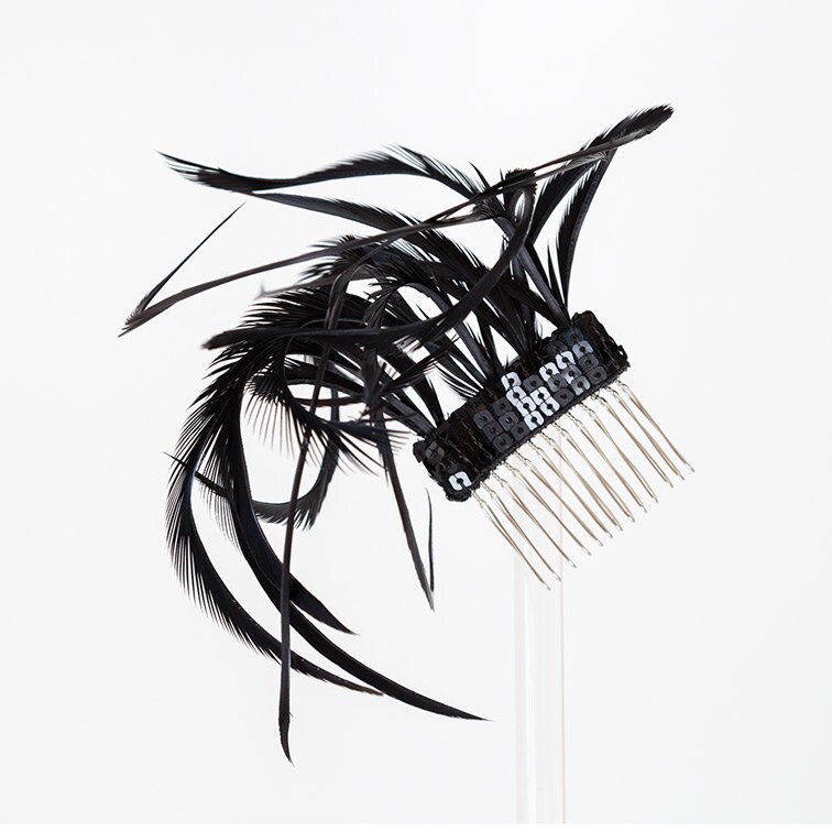 Schwarzer Feder Haarkamm, Schwarze Hochzeit Haarnadeln, Brautjungfer Haarkamm, Schwarzer Fascinator, Dekorativer Kamm, Party Accessoire, 20Er Jahre Schwarzer Feder Haarkamm, Schwarze Hochzeit Haarnadeln, Brautjungfer Haarkamm, Schwarzer Fascinator, Dekorativer Kamm, Party Accessoire, 20Er Jahre von HatsByAgnieszka