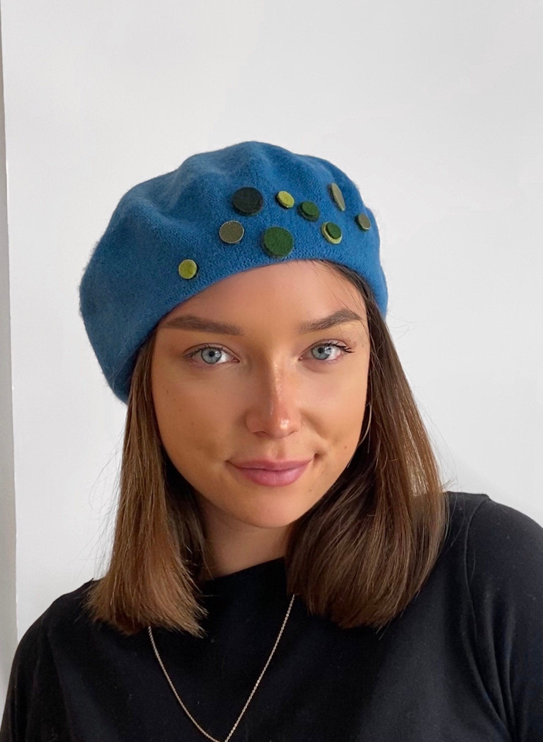 Einzigartige Wintermütze Blau, Petrol Baskenmütze, Türkisblau, Grün, Olivgrün, Dunkelgrün Leder Und Filzpunkte, 100% Weiche Wolle Einzigartige Wintermütze Blau, Petrol Baskenmütze, Türkisblau, Grün, Olivgrün, Dunkelgrün Leder Und Filzpunkte, 100% Weiche Wolle von HatsByAgnieszka