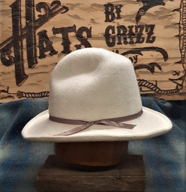 The Jarvis, Westernkleid, Custom Cowboyhut von HatsByGrizz