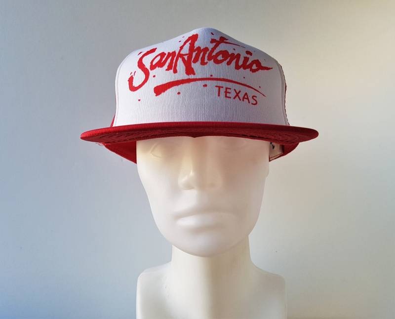 San Antonio Texas Vintage 80Er Trucker Hat Red Mesh Snapback Baseball Cap Script Style Souvenir Ballcap Johnson Caps von HatsForward