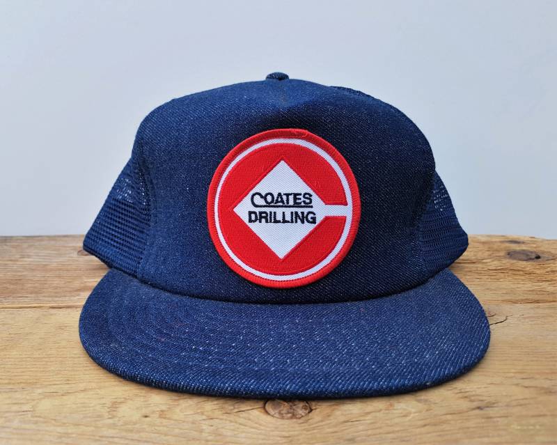 Vintage 80Er Jahre Coates Drilling Dunkelblau Denim Jean & Mesh Trucker Snapback Hat Obsolete Original Company Patch Promo Cap von HatsForward
