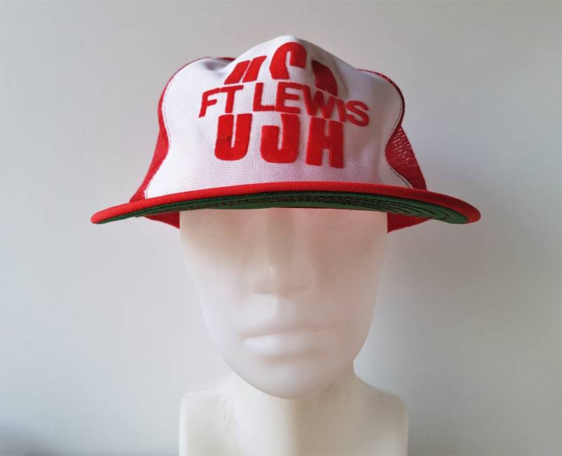 Vintage 80Er Jahre Fort Lewis Usa Trucker Hut Red Mesh Snapback Us Army Post Souvenir Baseballmütze Retro Ballcap Artex Made in America von HatsForward