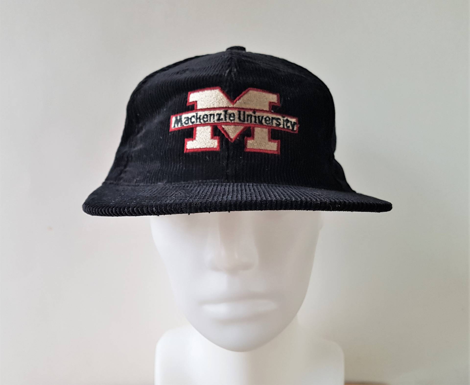 Vintage 80Er Jahre Mackenzie College Trucker Cap Aus Cord - Made in Canada von HatsForward