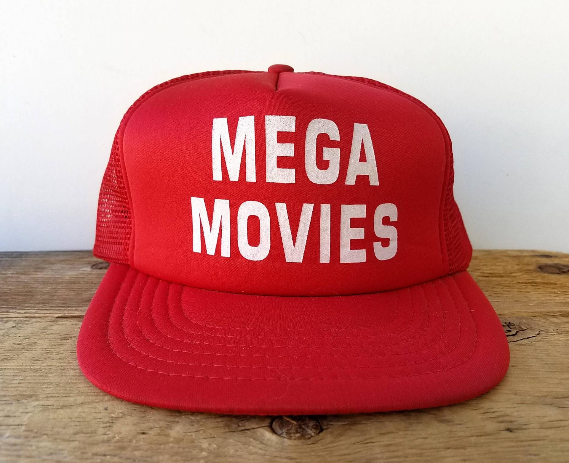 Vintage 80Er Jahre Mega Movies Original Vhs Movie Verleih Store Promo Trucker Hat - Rote Mesh Snapback Baseballmütze Retro Ballcap Comda Toronto von HatsForward