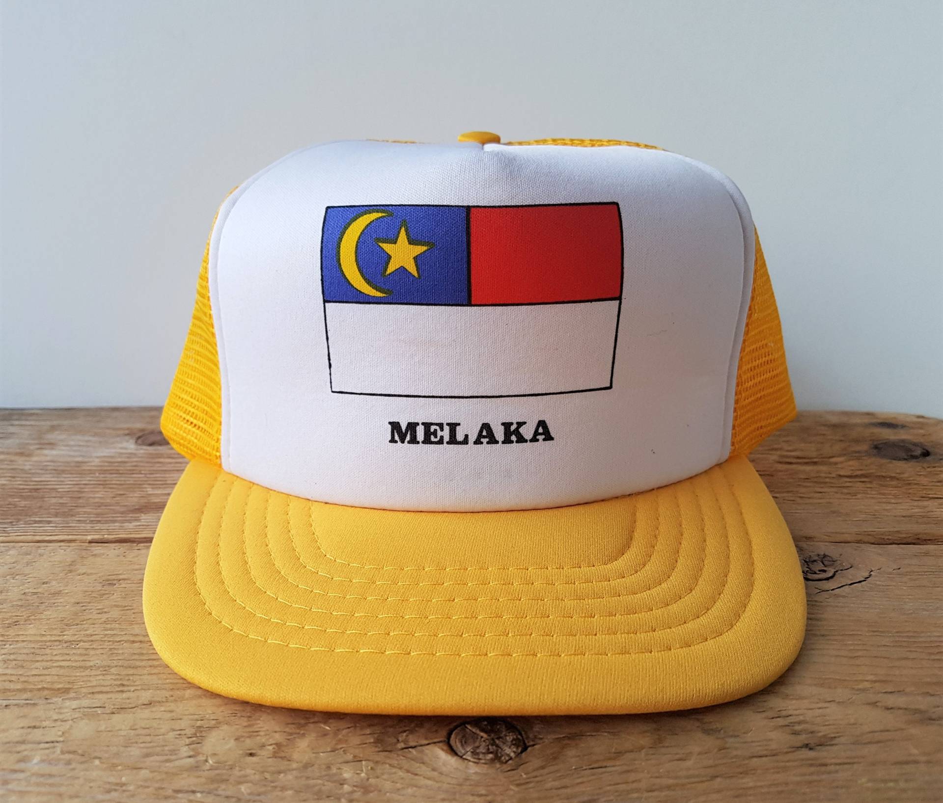 Vintage 80Er Jahre Melaka Sate Flagge Malaysia Souvenir Trucker Cap Gelb Mesh Snapback Baseball Verstellbare Malacca Retro Strand Hipster Ballcap Vintage 80Er Jahre Melaka Sate Flagge Malaysia Souvenir Trucker Cap Gelb Mesh Snapback Baseball Verstellbare Malacca Retro Strand Hipster Ballcap von HatsForward