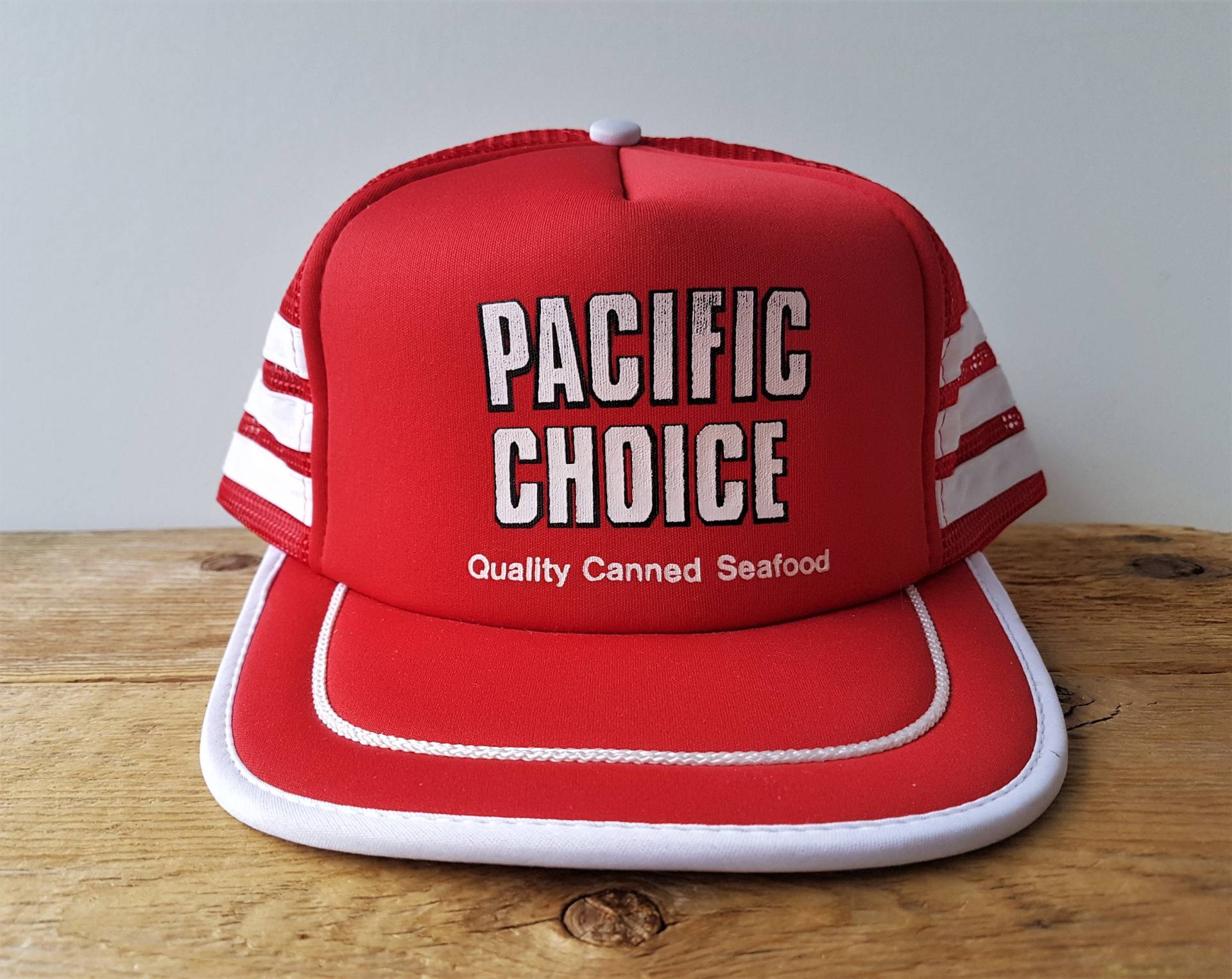 Vintage 80Er Jahre Pacific Choice Qualität Dosen-Trucker-Hut Mit 3 Streifen, Roter Netzstoff-Snapback-Seafood-Promo-Baseballmütze - Retro-Seitlich von HatsForward