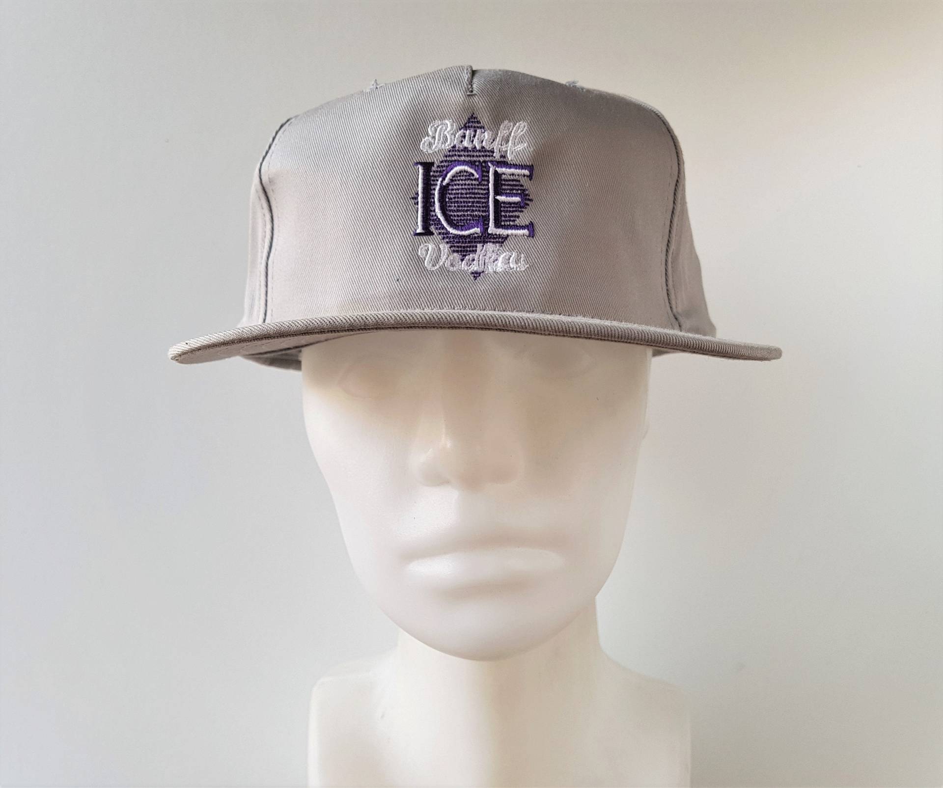 Vintage 90Er Jahre Banff Ice Vodka Snapback Hat Grau - Bestickte Alberta Canadian Distillers Promo Cap Von Ajm Headwear Ballcap Vintage 90Er Jahre Banff Ice Vodka Snapback Hat Grau - Bestickte Alberta Canadian Distillers Promo Cap Von Ajm Headwear Ballcap von HatsForward