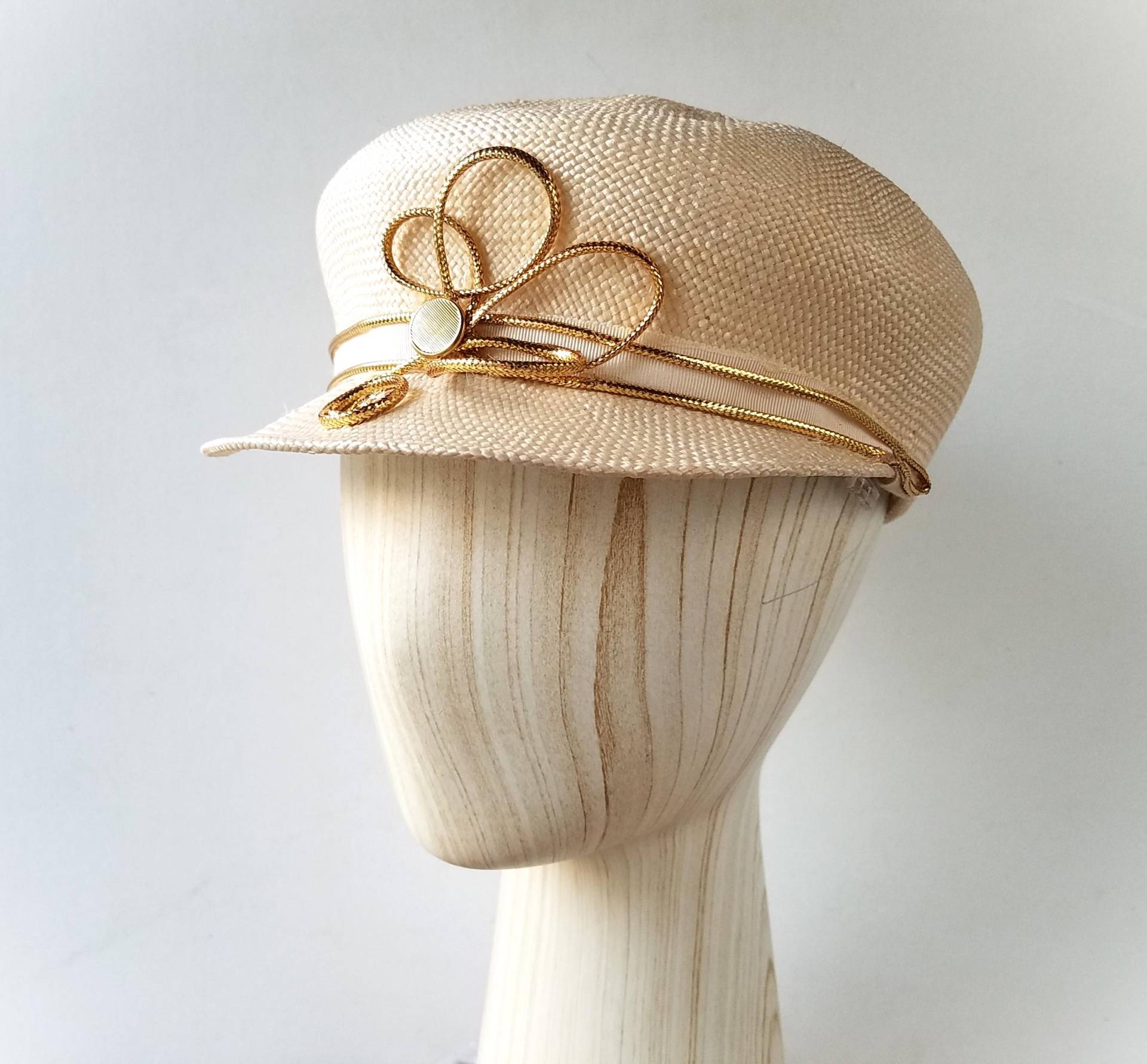Vintage 90S Creme Weißer Strohhut Vogue Hut Von Vicki Sather Für Kates Canada - Ladies Formed Shape Cabbie Designer Cap Vintage 90S Creme Weißer Strohhut Vogue Hut Von Vicki Sather Für Kates Canada - Ladies Formed Shape Cabbie Designer Cap von HatsForward