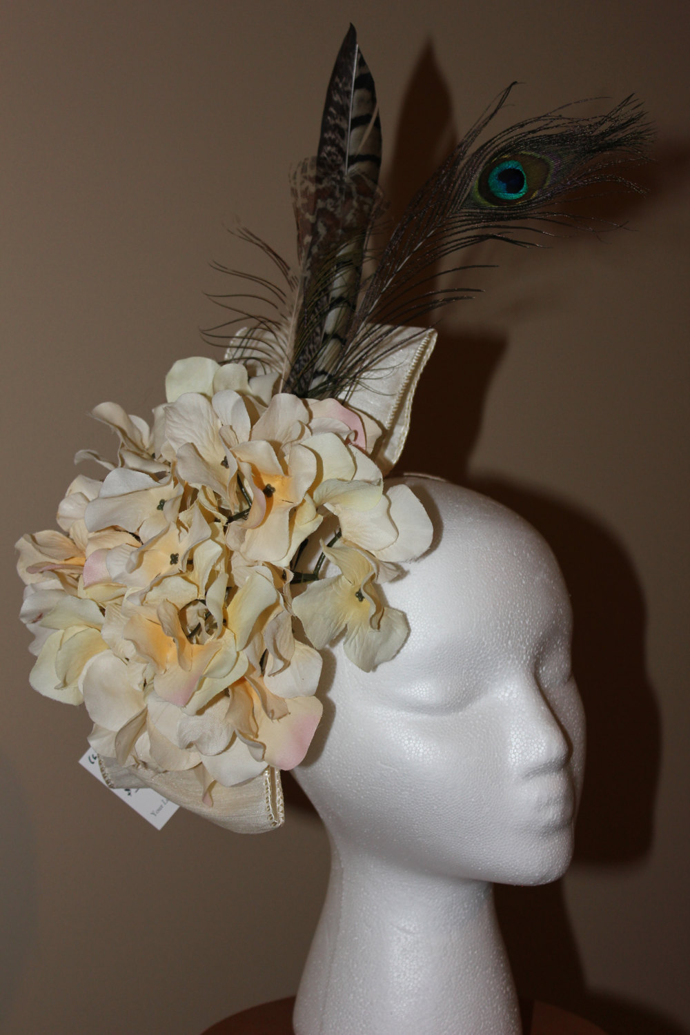 Kentucky Derby Elfenbein Fascinator Auf Haarreif - "Fohlen Are Forever" Kentucky Derby Elfenbein Fascinator Auf Haarreif - "Fohlen Are Forever" von HatsOffbyHelen