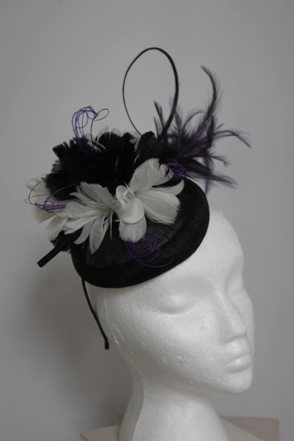 Kentucky Derby Hats, Del Mar, Santa Anita, Saratoga, "Purple Haze" Schwarz Und Lila Fascinator Kentucky Derby Hats, Del Mar, Santa Anita, Saratoga, "Purple Haze" Schwarz Und Lila Fascinator von HatsOffbyHelen