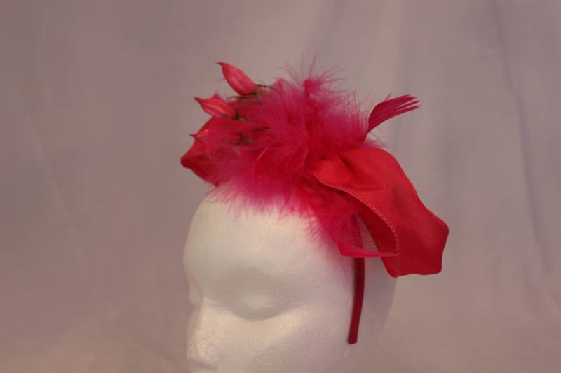 Kentucky Derby Pink Fascinator - "Pink Bow Lilly Peacock" Kentucky Derby Pink Fascinator - "Pink Bow Lilly Peacock" von HatsOffbyHelen