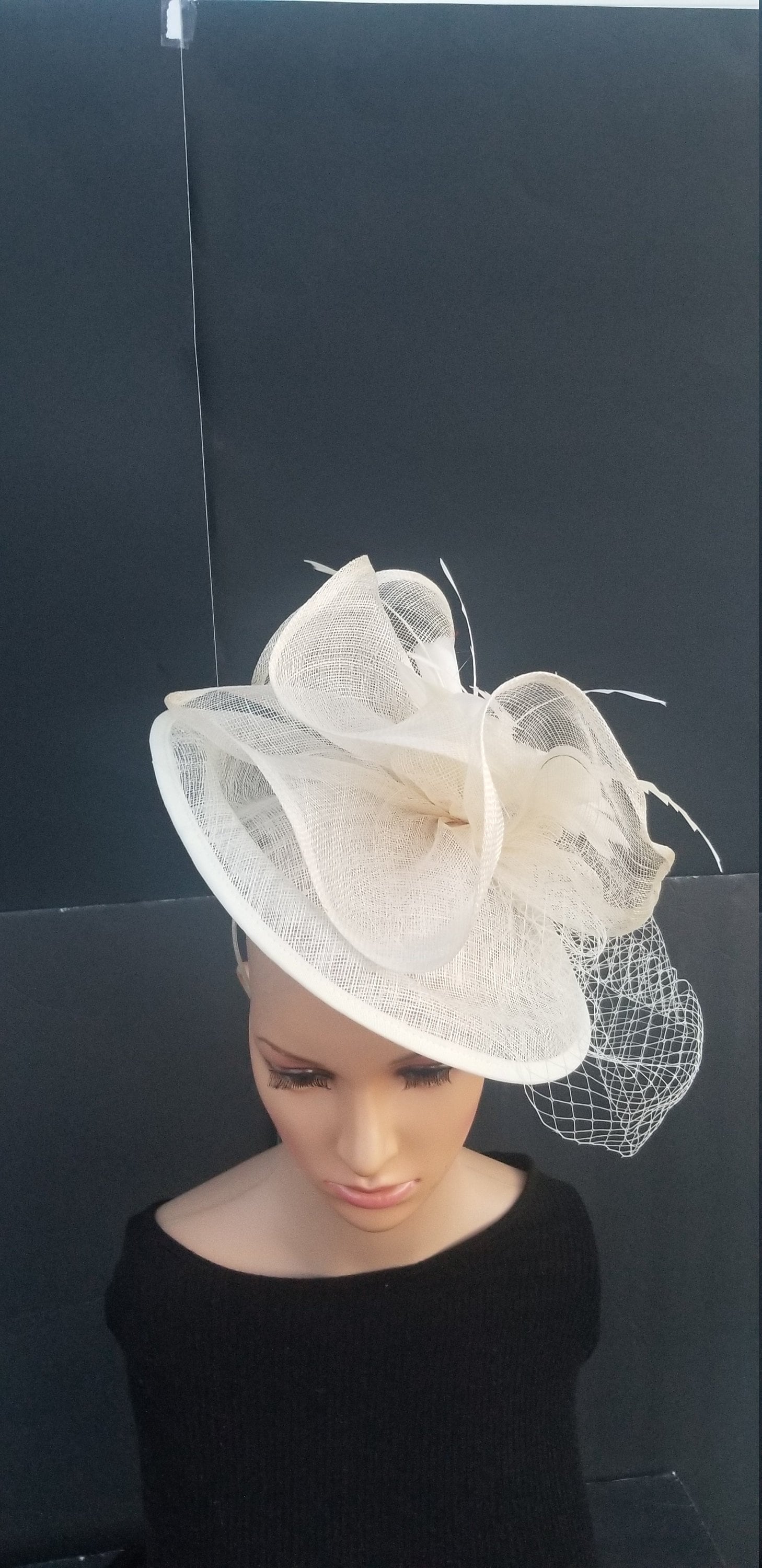 Elfenbeinfarbener Kentucky Derby Fascinator - Hochzeitshut, Hut, Rennhut, Tea-Party Brauthut, Hut Mit Schleier von HatsandPearls