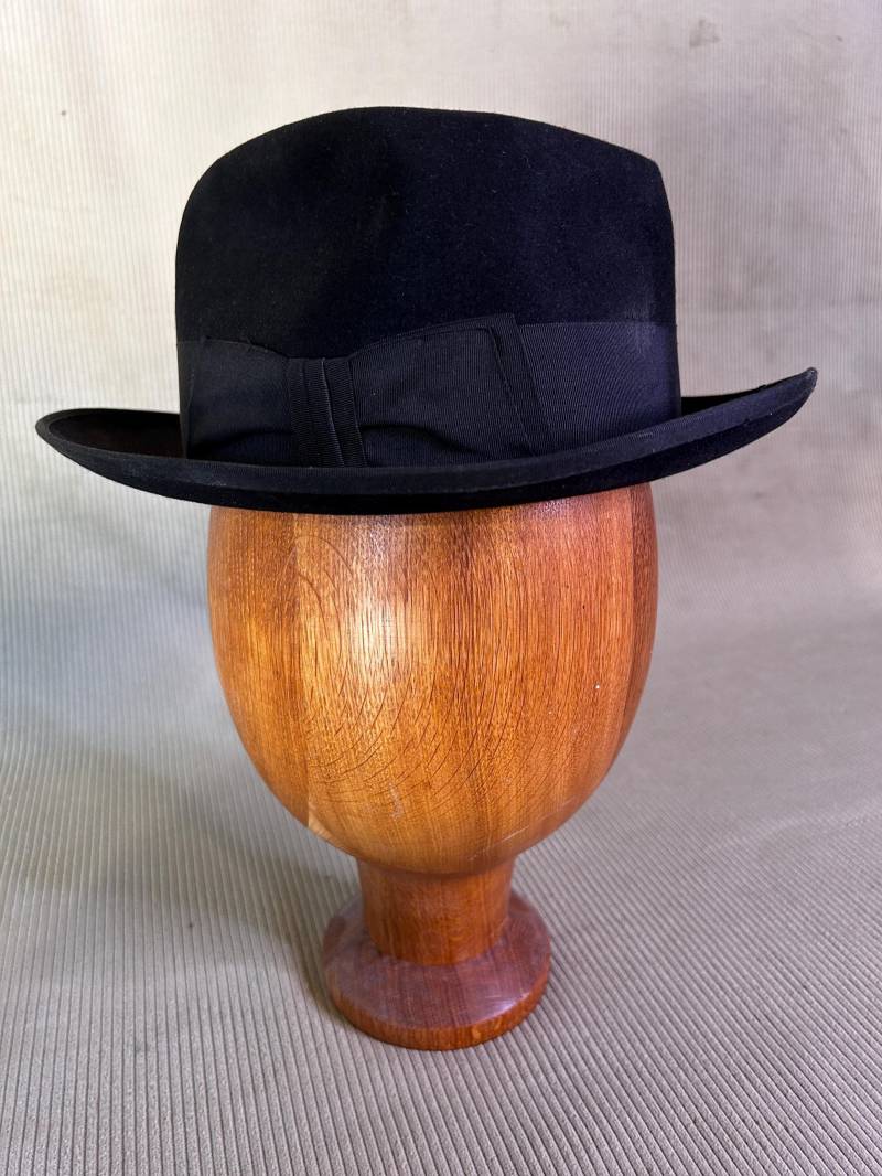 Schwarzer Vintage Fedora in Der Breite 55.5 cm Schwarzer Vintage Fedora in Der Breite 55.5 cm von Hatsandhelmets