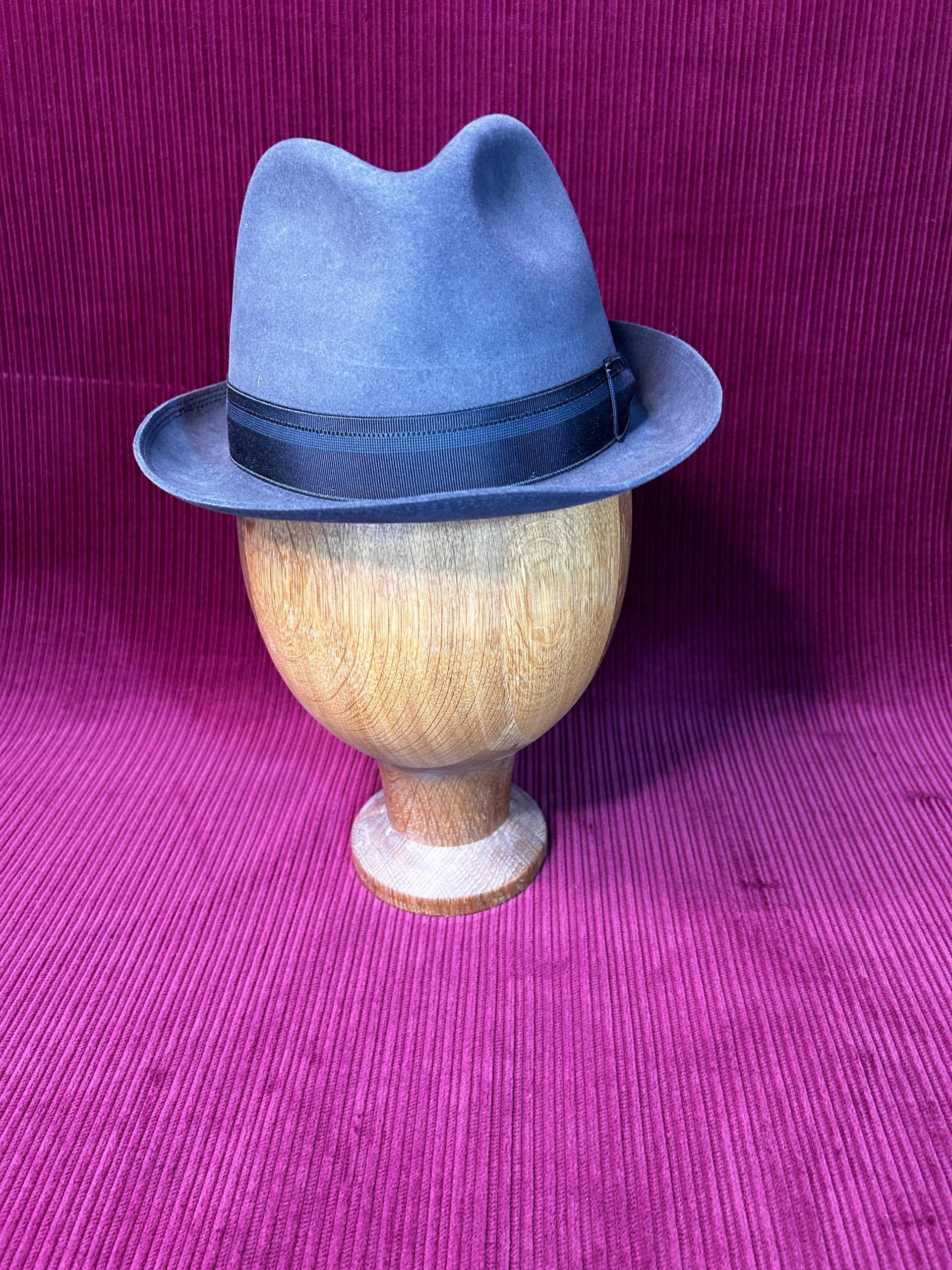 Vintage Grauer Fedora Größe 56 cm Vintage Grauer Fedora Größe 56 cm von Hatsandhelmets