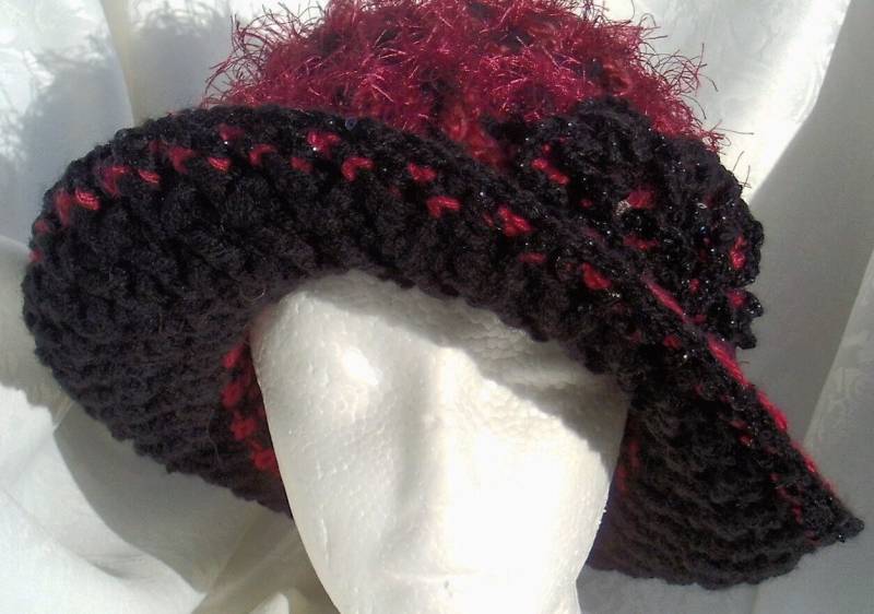 Breiter Krempe "Greta Garbo" Hut Für Den Winter in Schwarz Mit Dunkel-Rot Breiter Krempe "Greta Garbo" Hut Für Den Winter in Schwarz Mit Dunkel-Rot von HatsbyCarolynn