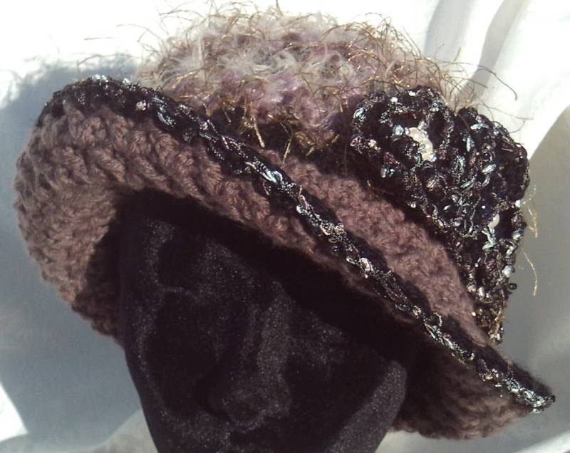 Breiter Krempe "Greta Garbo" Hut in Taupe Breiter Krempe "Greta Garbo" Hut in Taupe von HatsbyCarolynn