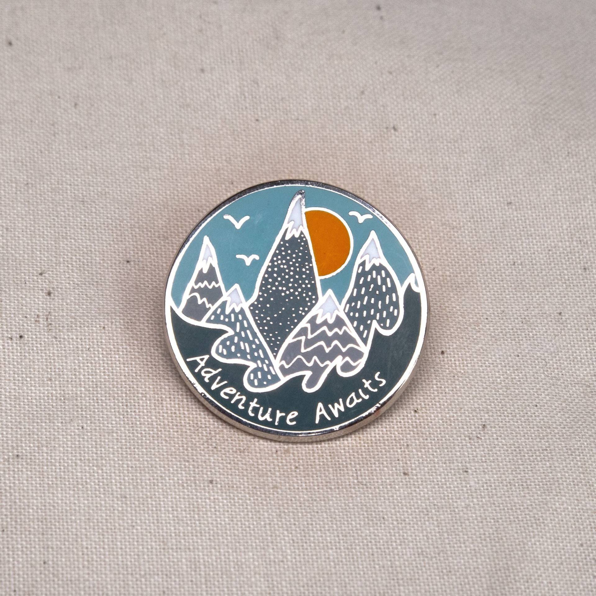 Adventure Awaits - Wanderlust Mountains Emaille Pin Adventure Awaits - Wanderlust Mountains Emaille Pin von HattieHat