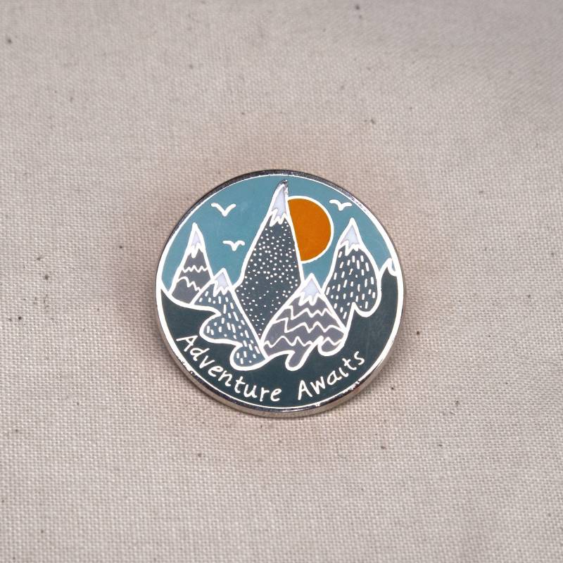 Adventure Awaits - Wanderlust Mountains Emaille Pin Adventure Awaits - Wanderlust Mountains Emaille Pin von HattieHat