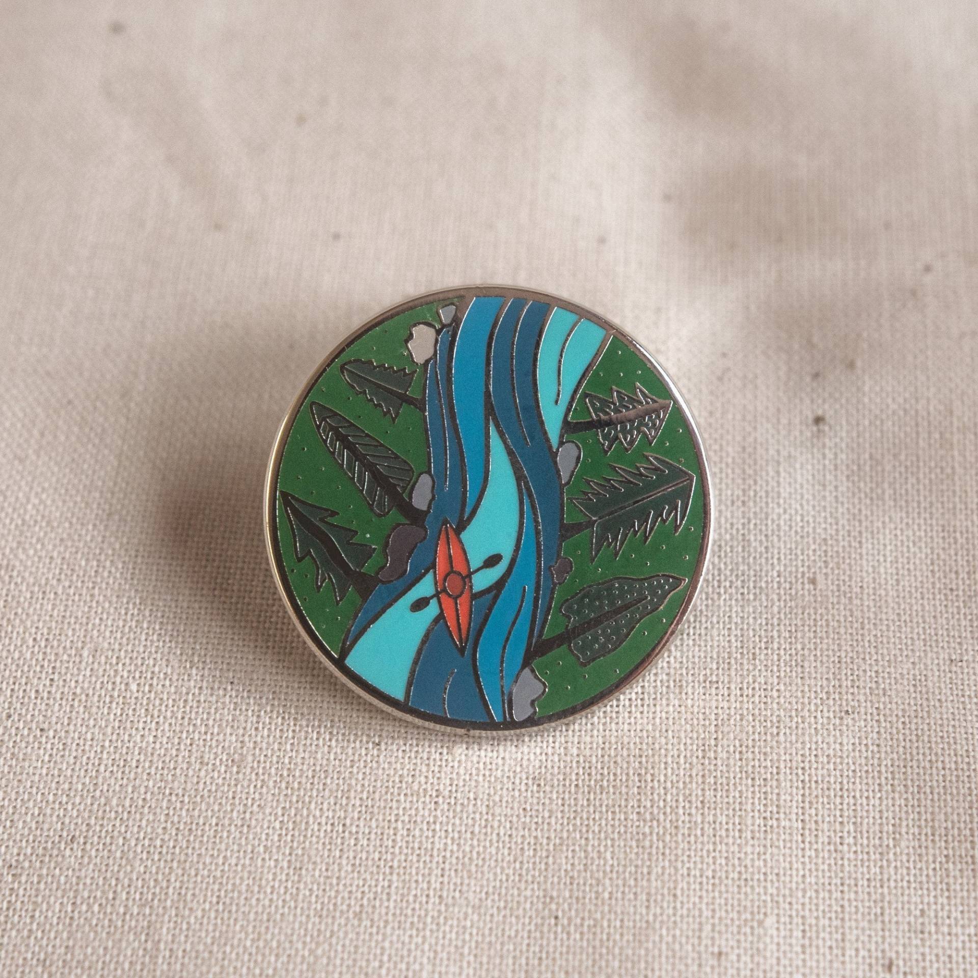 Flusskajak - Adventure Exploration Enamel Pin Anstecker Flusskajak - Adventure Exploration Enamel Pin Anstecker von HattieHat