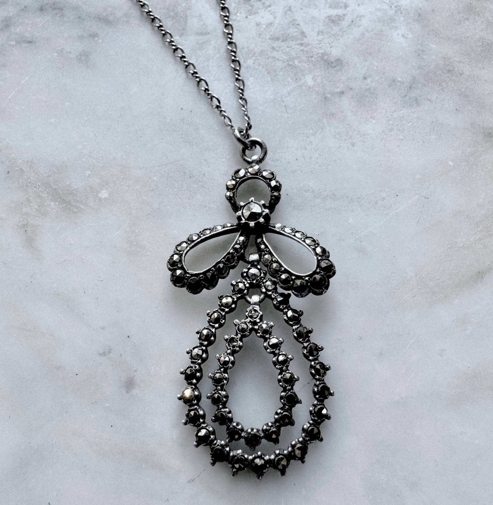 Zweiteiliger Markasit Anhänger Mit 61cm Langem Sterling Silber Karabiner Zweiteiliger Markasit Anhänger Mit 61cm Langem Sterling Silber Karabiner von HattieMaudeVintage