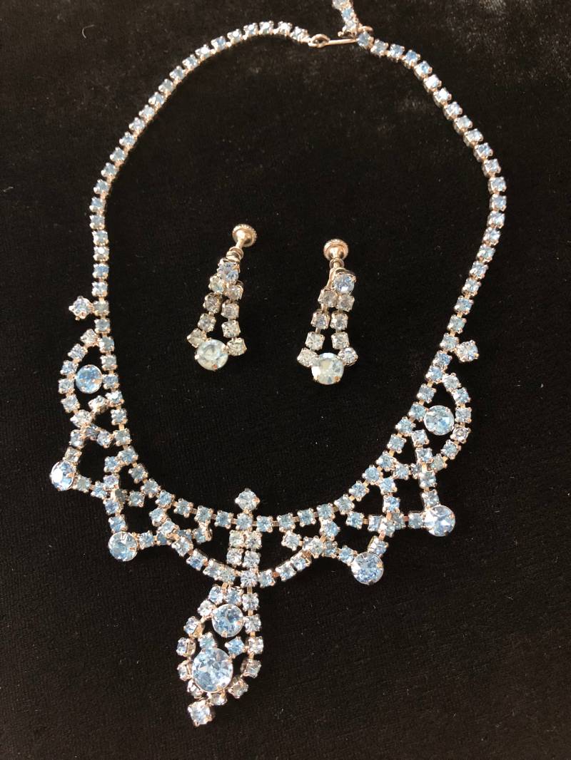 20% Sale Princess Blue Strass Halskette Und Brisur-Ohrringe, Etwas Blaues, Vintage von Hattraction