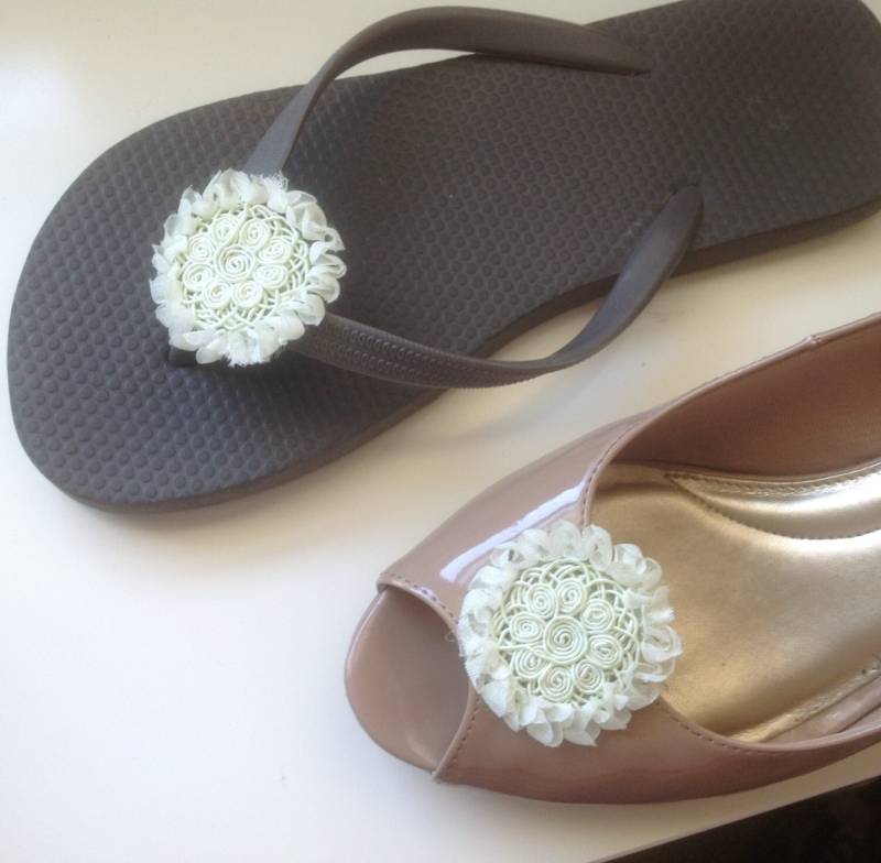 20% Sale - Schuhclips Mit Hellgrünen Sonnenblumenmedaillons Auch Als Haarband Und Haarclips Erhältlich von Hattraction