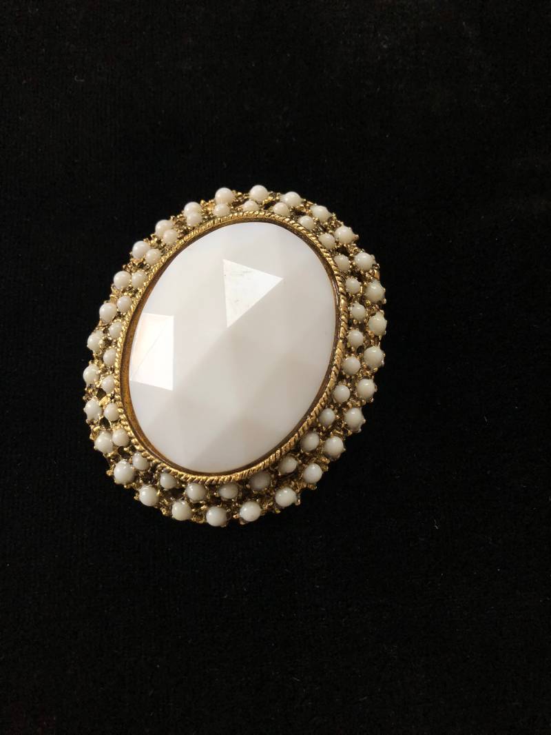 35% Sale - Große Chalk White Victorian Style Brosche Und Anhänger Facettenreich von Hattraction