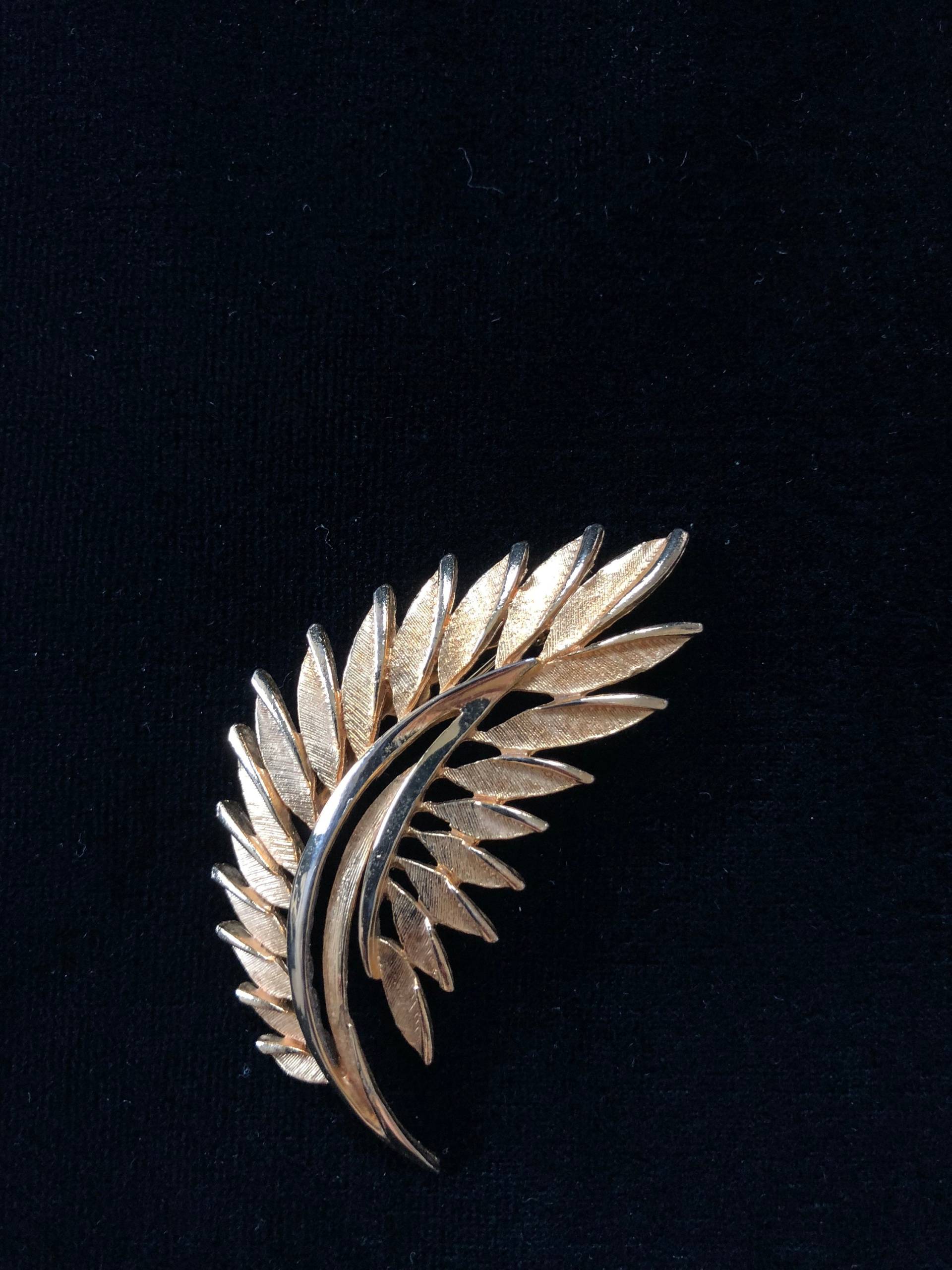 40% Sale - Elegante Goldene Blatt Brosche Modern Style Vintage von Hattraction