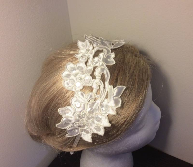 50% Sale - Strahlendes Elegantes Blumen Satin Perlen Stirnband Bestickter, Glatter Satin, Helles Elfenbein, Weiches Weiß von Hattraction