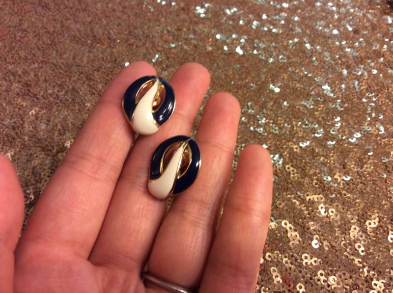 Emaille Ohrclips - Farbe Navy Creme Gold, Vintage von Hattraction