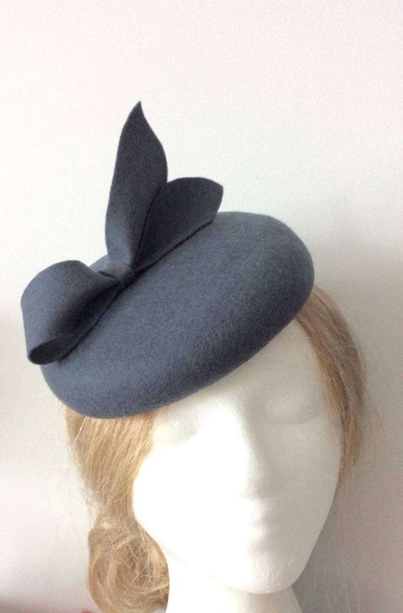 Fascinator Hut 100% Merino Wolle - Anthrazitfarben Schleifenhut, Pillbox Hut, Aus Schurwolle von Hattraction