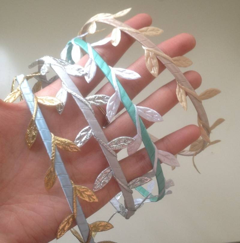 Grecian Satin Blätter Metall Stirnband Tiara - Party Blumenmädchen Brautjungfern- Custom Herbsthochzeit Frühlingshochzeit Winterhochzeit von Hattraction