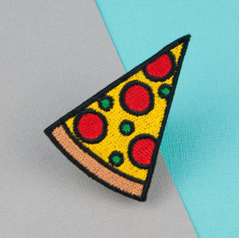 Pizza Stück Bügelbild/Aufbügler Patch Pin Aufnäher Anstecknadel Gestickter Rückenaufnäher // Hatty Hats von HattyHatsEmbroidery