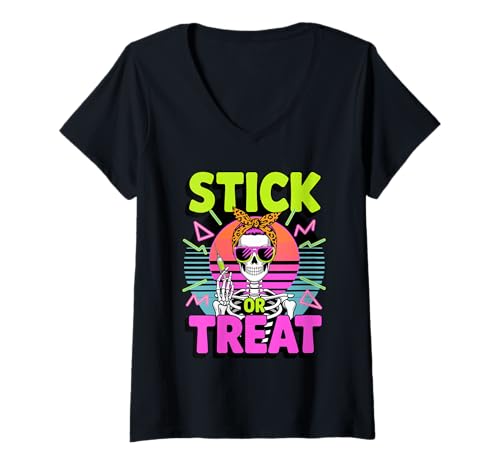 Damen Halloween Stick Or Treat Skelett Krankenschwester T-Shirt mit V-Ausschnitt Damen Halloween Stick Or Treat Skelett Krankenschwester T-Shirt mit V-Ausschnitt von Haunted Spooky Halloween Gifts