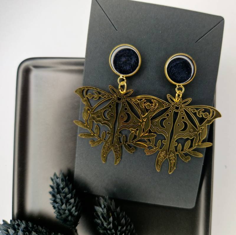 Ohrringe Mit Motte Anhänger - Epoxidharz/Edelstahl/Vergoldet 18K Resin Stainless Steel Gold Plated von HauntedResin