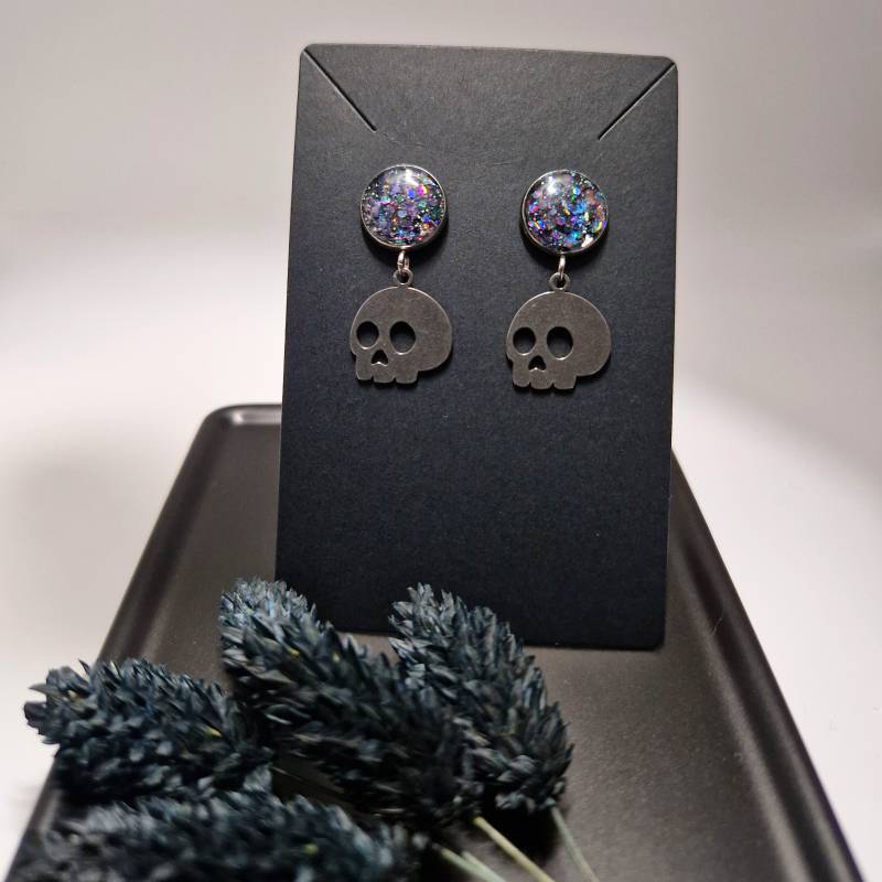 Ohrringe Mit Totenkopf Anhänger Glitzer - Epoxidharz/Edelstahl Resin Stainless Steel Glitter Skull von HauntedResin