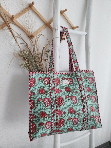 Haus of Namaste Einkaufstasche aus 100 % Bio-Baumwolle in Aquagrün und Rot | Tragetasche mit handbedrucktem Blumenmuster | Umhängetasche aus gesteppter Baumwolle | Einzigartiger Designer-Look | Ethisch, nachhaltig und fair von Haus of Namaste