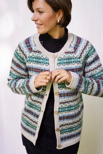 Haus of Namaste Fair-Isle-Cardigan aus 100 % Lammwolle | Basis in Haferflocken und nordischen geometrischen Mustern | Handgefertigt | Nachhaltig und fair Haus of Namaste Fair-Isle-Cardigan aus 100 % Lammwolle | Basis in Haferflocken und nordischen geometrischen Mustern | Handgefertigt | Nachhaltig und fair von Haus of Namaste