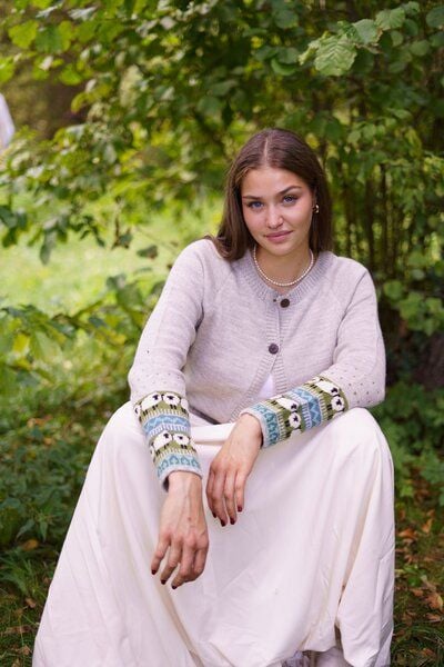 Haus of Namaste Fair Isle Cardigan aus 100% Lammwolle | Gemütliches nordisches Bordürenmuster | Strickjacke mit schwarzem Schaf | Fair und nachhaltig Haus of Namaste Fair Isle Cardigan aus 100% Lammwolle | Gemütliches nordisches Bordürenmuster | Strickjacke mit schwarzem Schaf | Fair und nachhaltig von Haus of Namaste