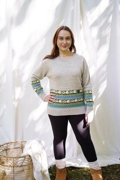 Haus of Namaste Fair-Isle-Pullover aus 100 % Lammwolle | Gemütliches nordisches Randmuster | Unisex-Pullover mit schwarzem Schaf | Fair und nachhaltig von Haus of Namaste