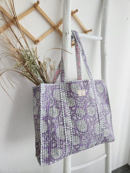 Haus of Namaste Gesteppte Tragetasche aus 100 % Bio-Baumwolle mit Lavendel-Blumenmuster | Tragetasche mit Blockdruck in Flieder und Weiß | Wendbarer Baumwoll-Shopper | Ethisch handwerkliche Tasche Haus of Namaste Gesteppte Tragetasche aus 100 % Bio-Baumwolle mit Lavendel-Blumenmuster | Tragetasche mit Blockdruck in Flieder und Weiß | Wendbarer Baumwoll-Shopper | Ethisch handwerkliche Tasche von Haus of Namaste