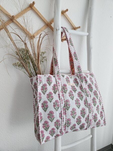 Haus of Namaste Gesteppte Tragetasche aus 100 % Bio-Baumwolle mit rosa Blumenmuster | Tragetasche mit weichem Blockdruck | Wendbarer Baumwoll-Shopper | Umhängetasche im Cottagecore-Stil | Ethisch, nachhaltig und fair Haus of Namaste Gesteppte Tragetasche aus 100 % Bio-Baumwolle mit rosa Blumenmuster | Tragetasche mit weichem Blockdruck | Wendbarer Baumwoll-Shopper | Umhängetasche im Cottagecore-Stil | Ethisch, nachhaltig und fair von Haus of Namaste