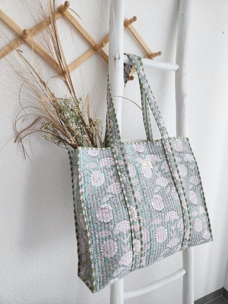 Haus of Namaste Gesteppte mintgrüne Tragetasche aus 100 % Bio-Baumwolle | Tragetasche mit Blumenblockdruck | Wendbarer Baumwoll-Shopper | Nachhaltige Alltagstasche von Haus of Namaste