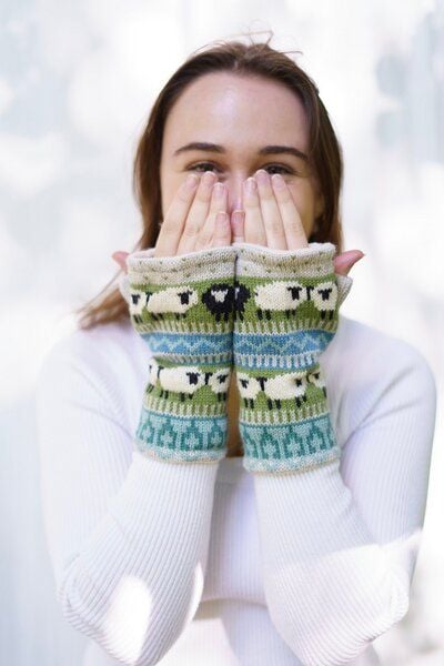 Haus of Namaste Handgefertigte Lammwollhandschuhe im Fair-Isle-Muster | 100 % Lammwolle | Einzigartiges schwarzes Schaf-Design | Ethisch produzierte, mulesingfreie fingerlose Lammwollhandschuhe von Haus of Namaste