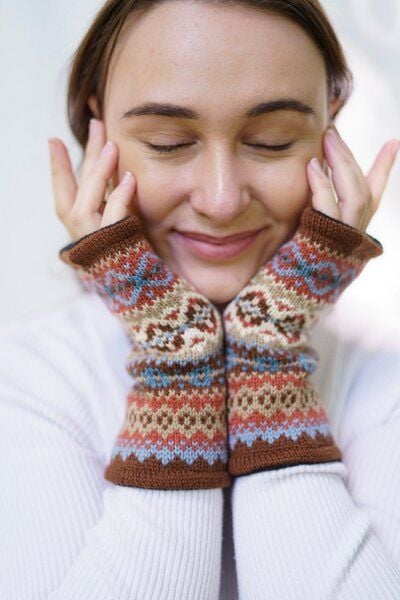 Haus of Namaste Handgefertigte Lammwollhandschuhe im Fair-Isle-Muster | 100 % Lammwolle in Braun- und Erdtönen | Ethisch produzierte, mulesingfreie fingerlose Lammwollhandschuhe von Haus of Namaste
