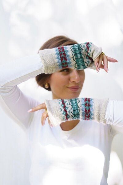 Haus of Namaste Handgefertigte Lammwollhandschuhe im Fair-Isle-Muster | 100 % Lammwolle in Haferflockenfarbe mit farbenfrohem geometrischem Muster | Ethisch produzierte, mulesingfreie, fingerlose Lammwollhandschuhe von Haus of Namaste